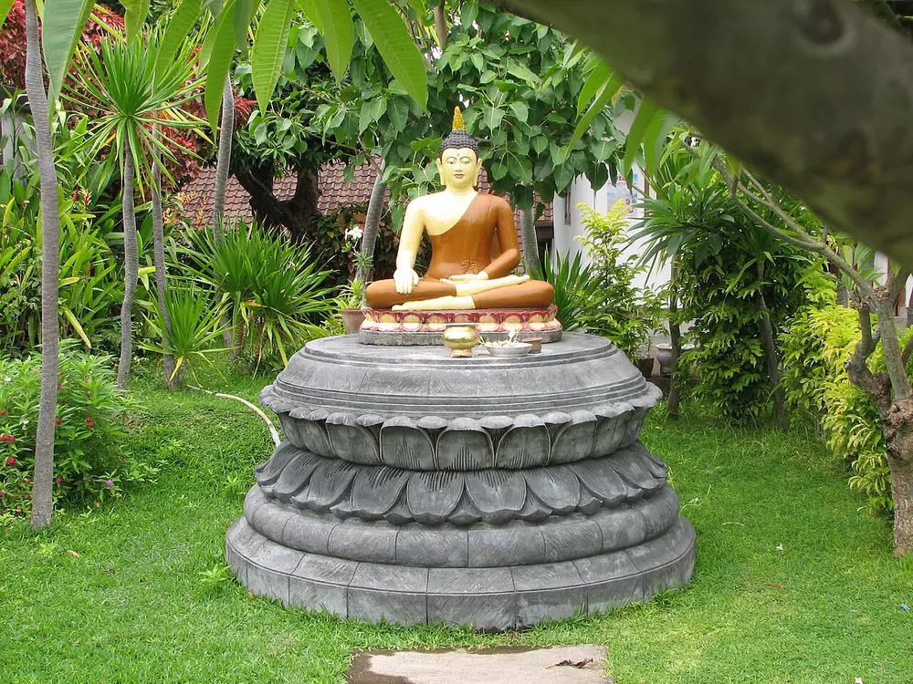 Vihara Buddha dengan mini Borobudur — Brahma Vihara Arama, Kemana aja dari Anturan Lovina
