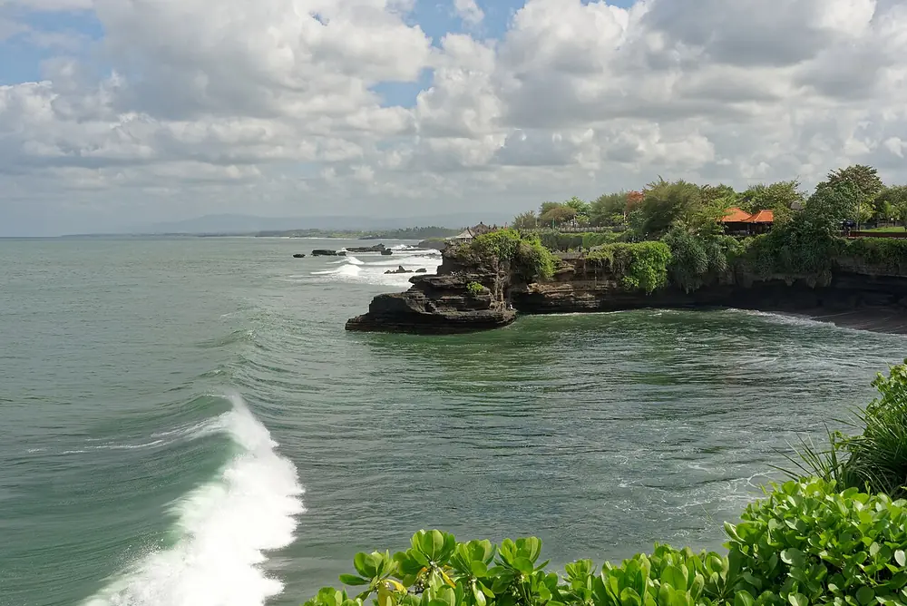Sepuluh menit ke kopi dan pantai — Batu Bolong, Kemana aja dari Babakan