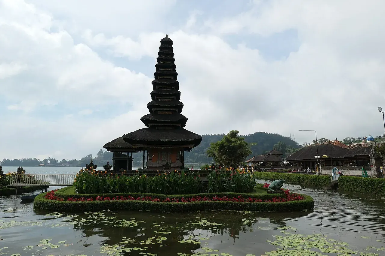 Ulun Danu Beratan temple on the lakeshore, 5 minutes from Bedugul by scooter