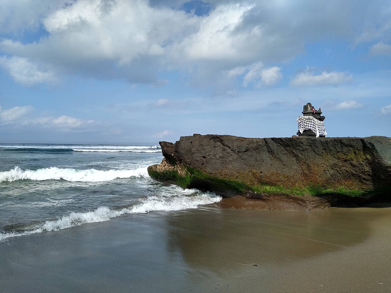 Suasana beach club di Pantai Berawa, 5 menit dari Berawa