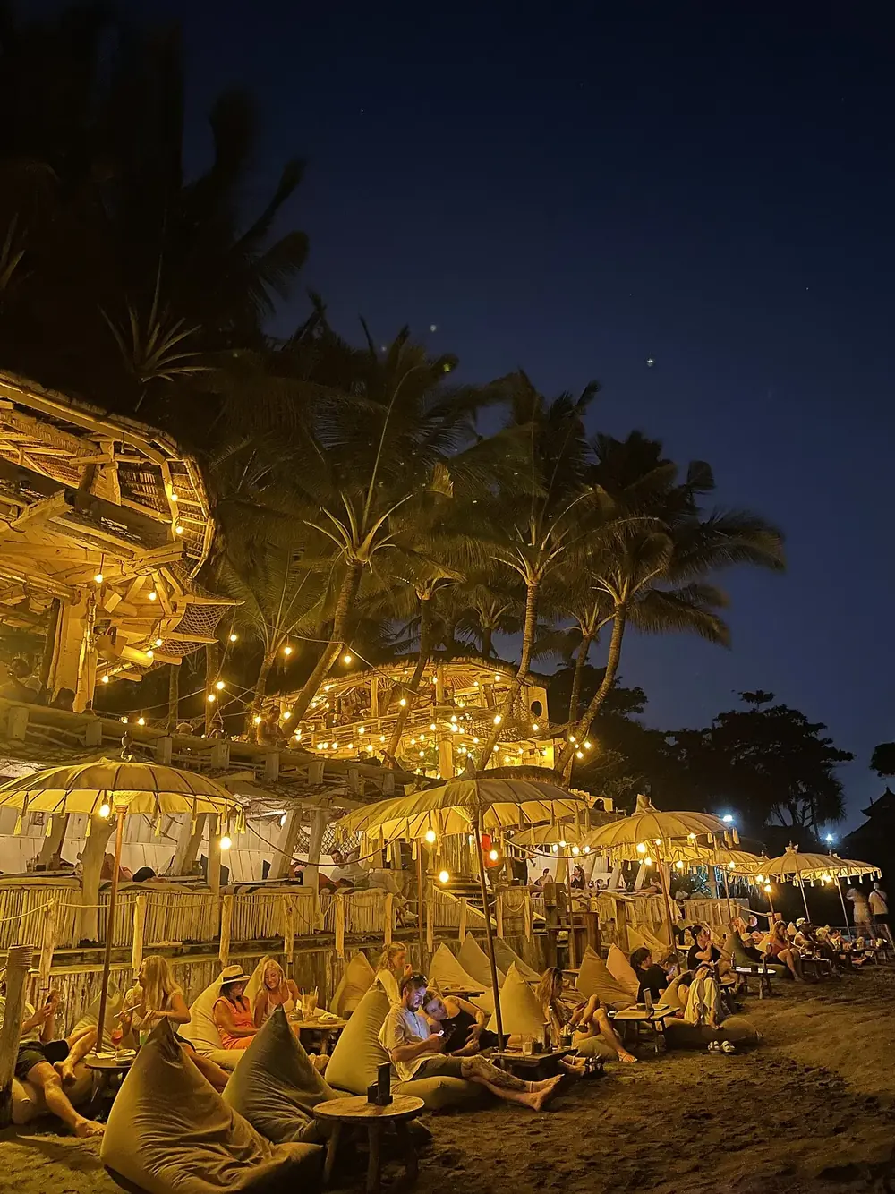 Barbecue de poisson les pieds dans le sable — Echo Beach, Où rouler depuis Berawa