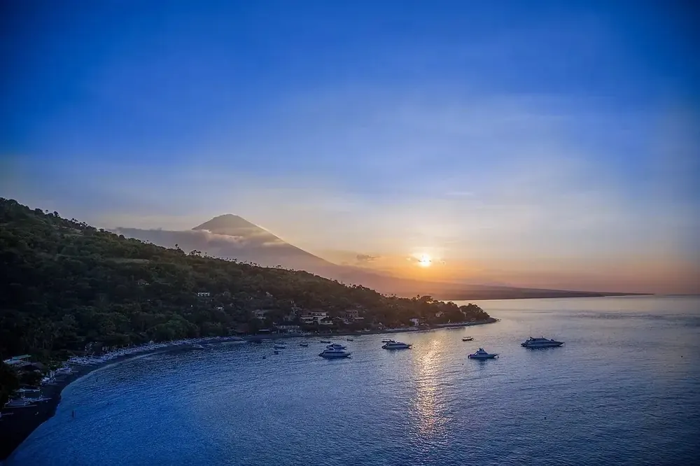 Teluk Jemeluk dan Gunung Agung dari Bukit Jemeluk, 5 menit naik motor