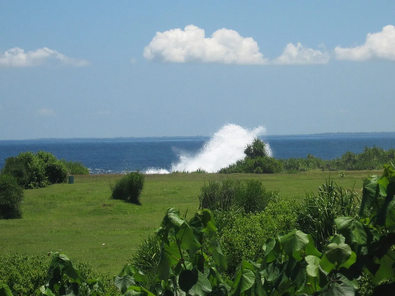 Les vagues qui explosent à Devil's Tears, à 15 minutes en scooter