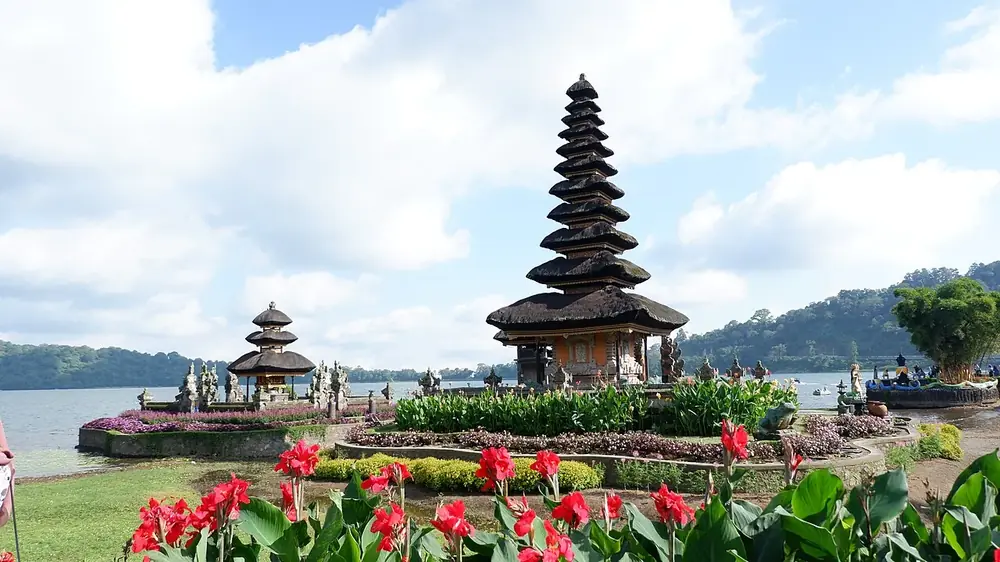 Frais et brumeux — prenez une veste — Ulun Danu Beratan, Où rouler depuis Kedungu