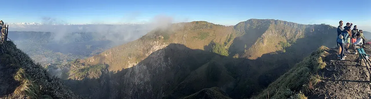 Mont Batur dans la brume vu depuis Penelokan, à 20 minutes en scooter