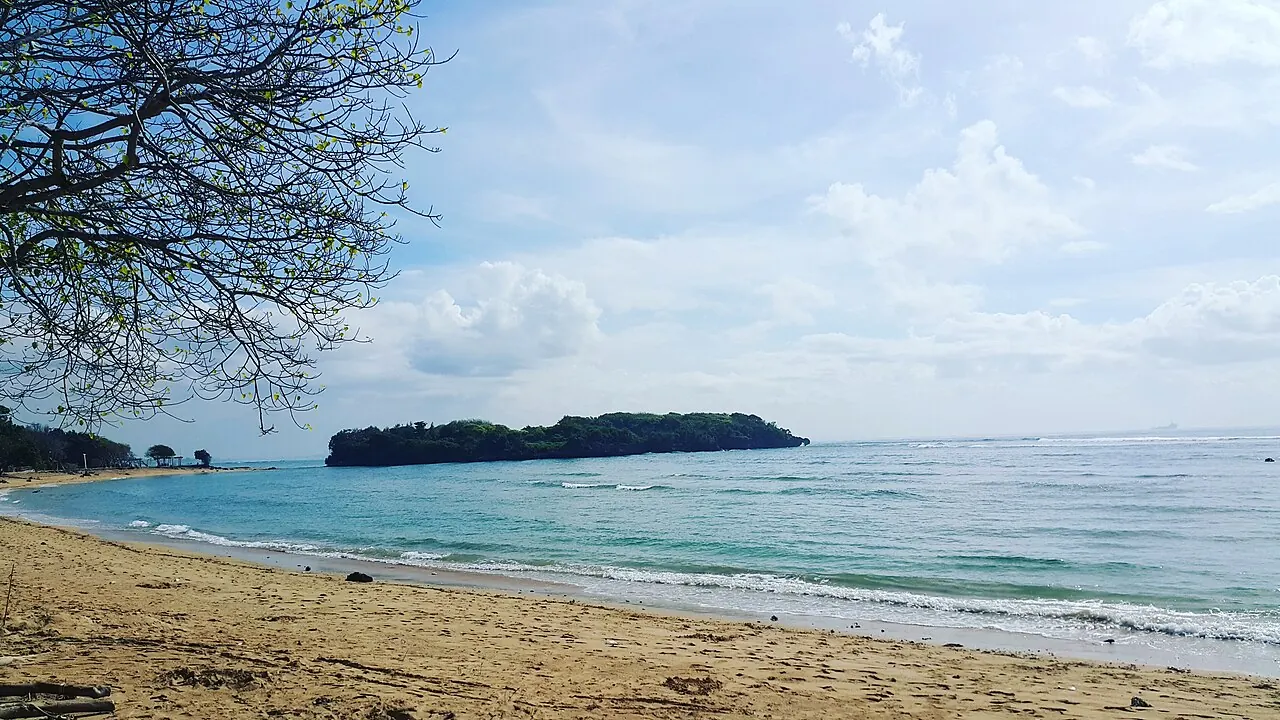 Pantai Padang Padang di balik celah batu, 3 menit dari Labuan Sait