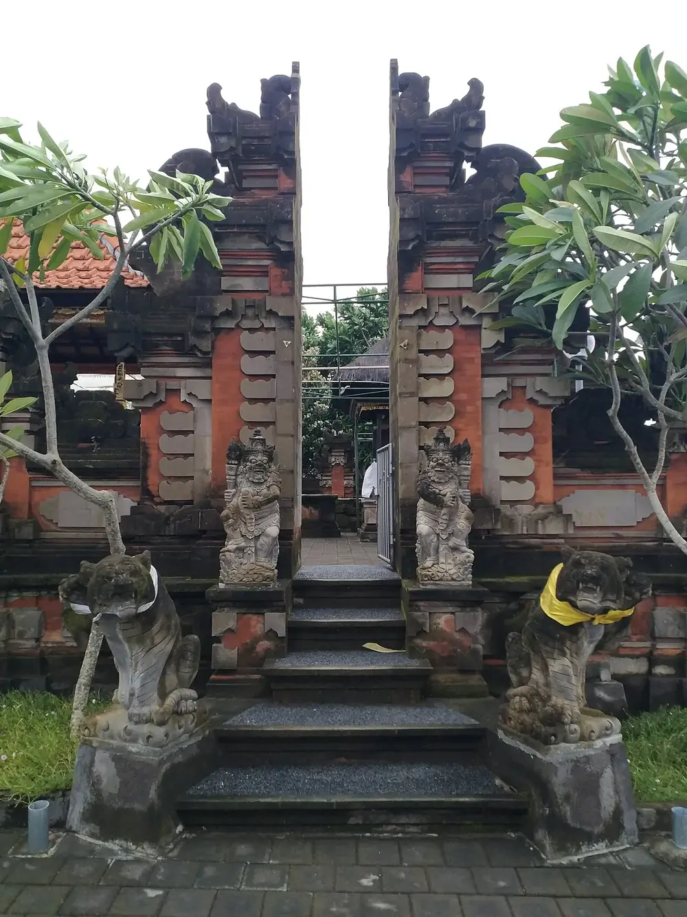 Un temple sur la falaise, silence total — Rambut Siwi, Où rouler depuis Negara