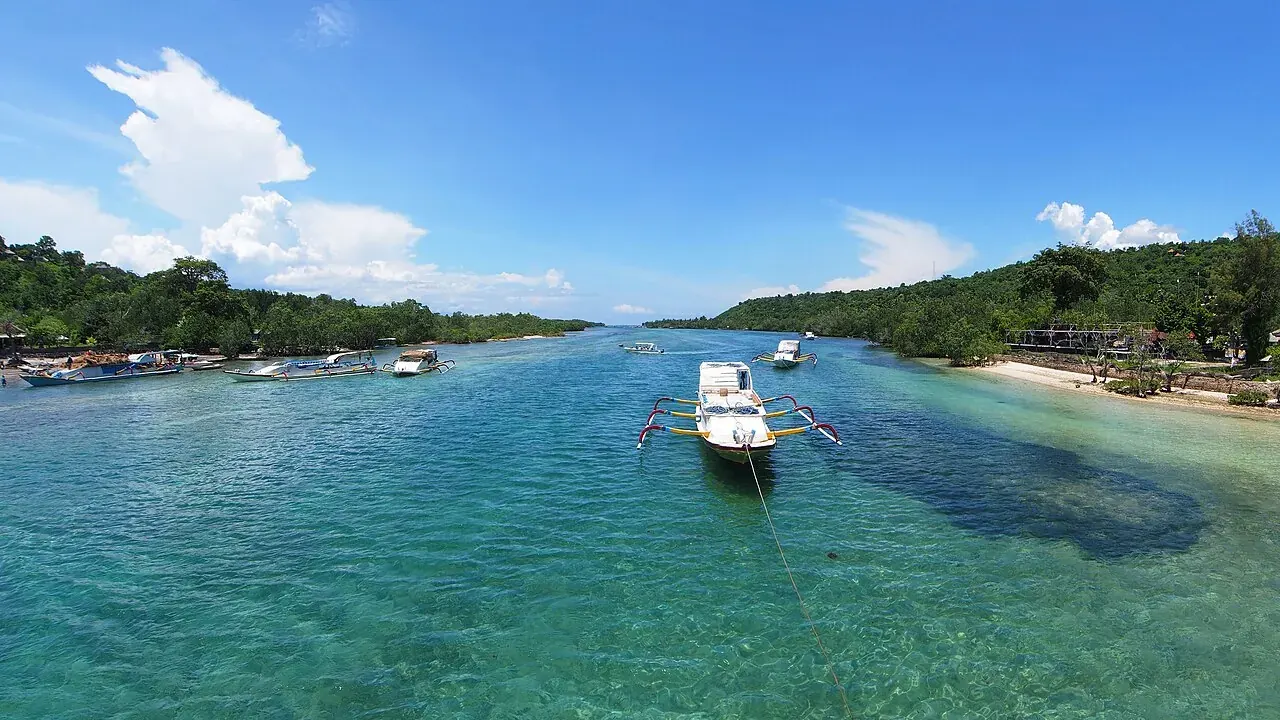Nusa Ceningan's glowing Blue Lagoon, 10 minutes from the Yellow Bridge by scooter