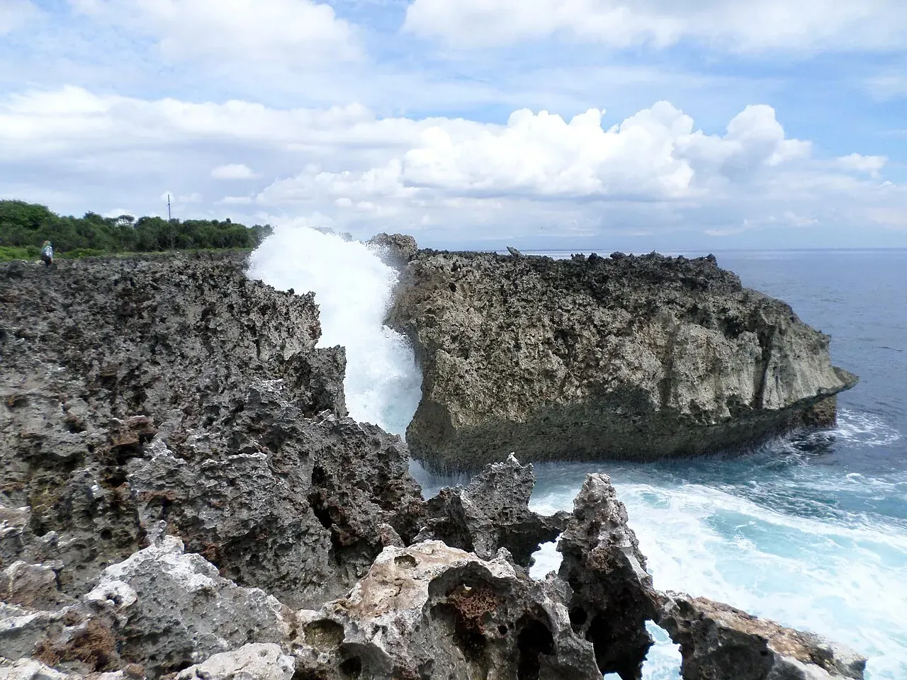 Vagues qui explosent sur les rochers à Water Blow, à 10 minutes de Nusa Dua