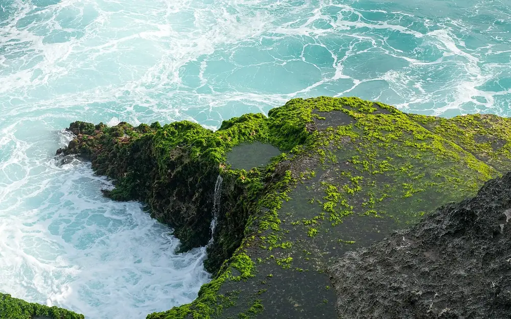 Les vagues explosent sur la roche — Devil's Tear, Où rouler depuis Nusa Lembongan