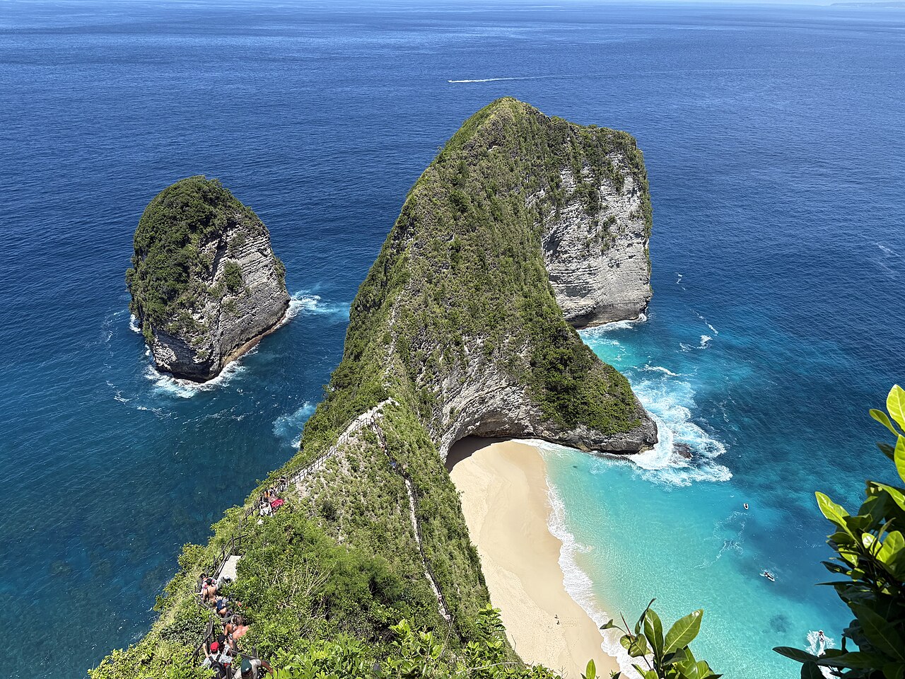 Kelingking Beach bentuk T-Rex, 45 menit dari Toya Pakeh naik motor