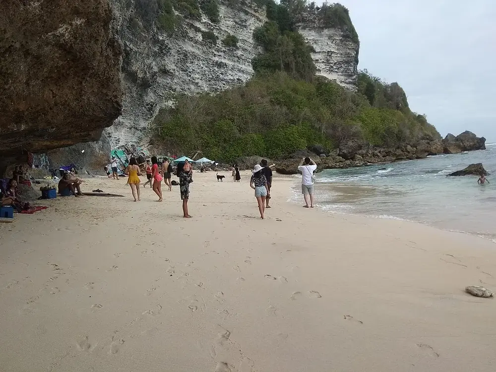 Descente dans une grotte vers le spot de surf — Suluban Beach, Où rouler depuis Pecatu