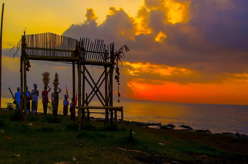 Kopi di Komune sambil nonton ombak — Plage de Keramas, Kemana aja dari Saba