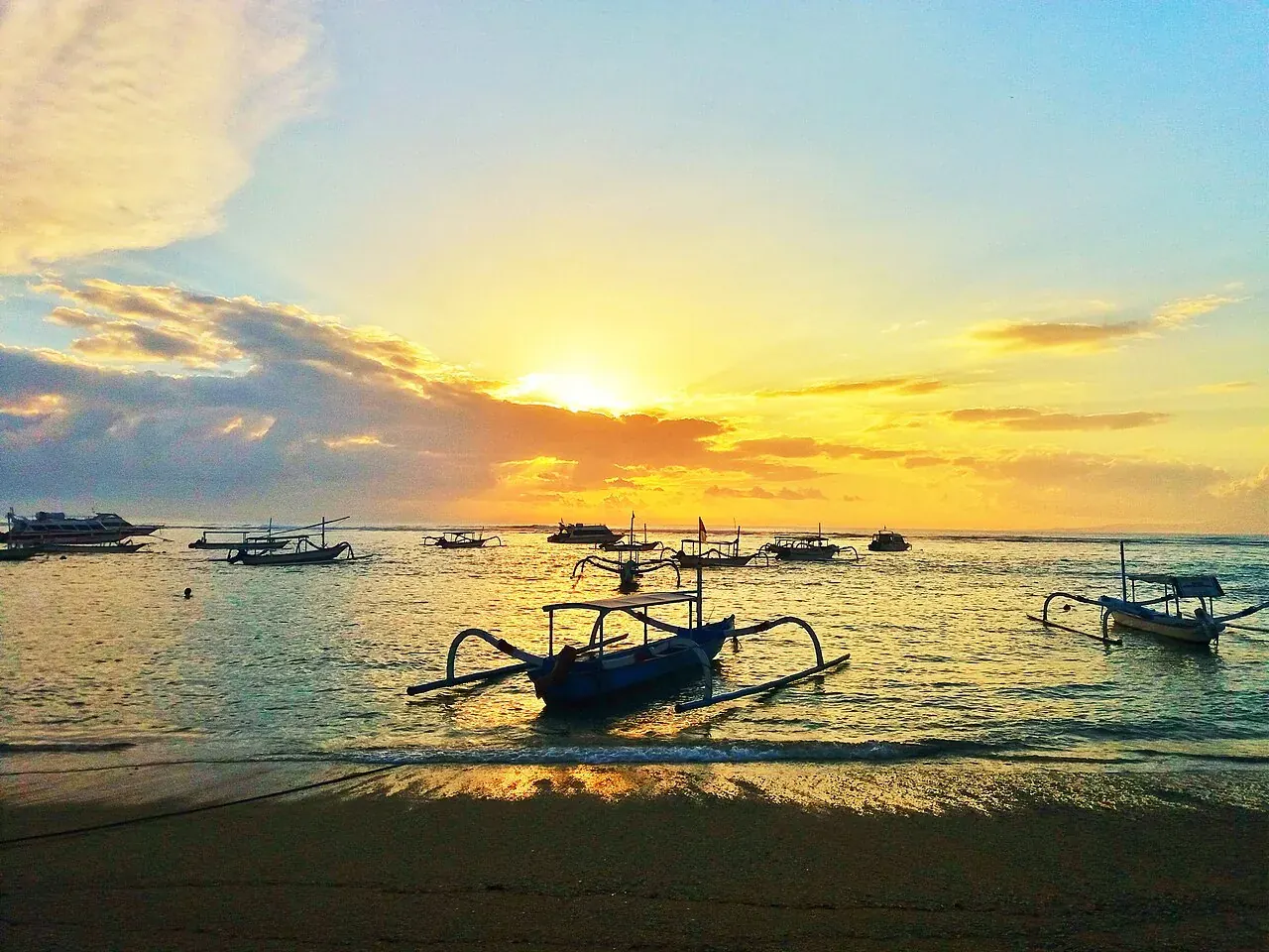 Plage de Sanur au lever du soleil, à 5 minutes du centre en scooter