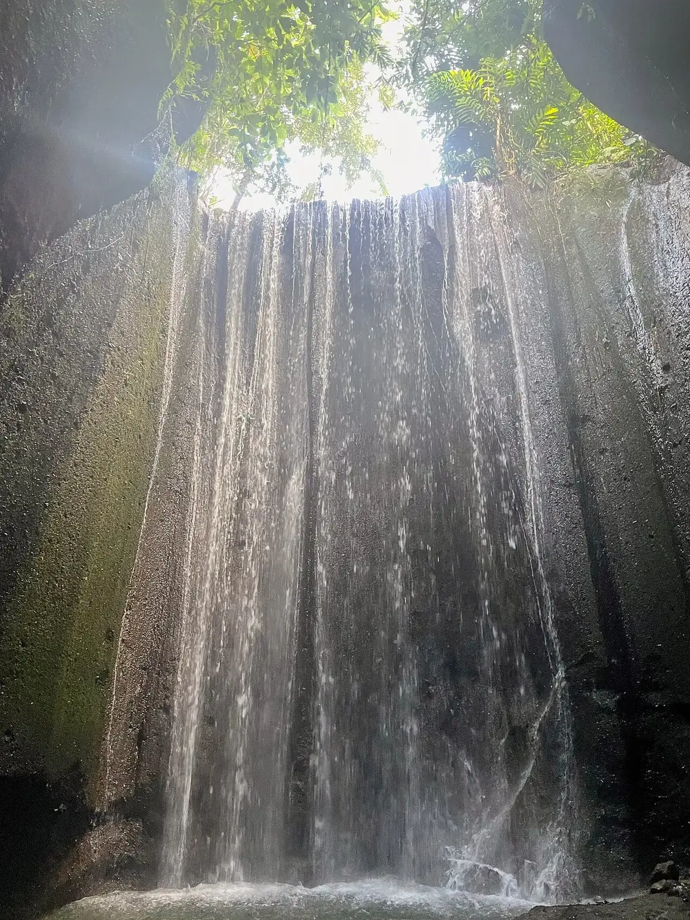 Une cascade dans une grotte, le rayon de lumière arrive vers 10h — Tukad Cepung, Où rouler depuis Sidemen