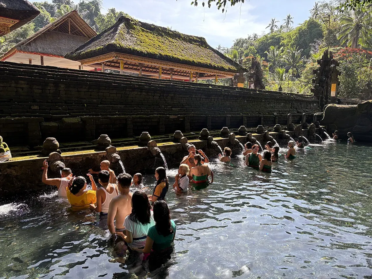 Temple de Tirta Empul dans la brume, à 5 minutes de Tampaksiring en scooter
