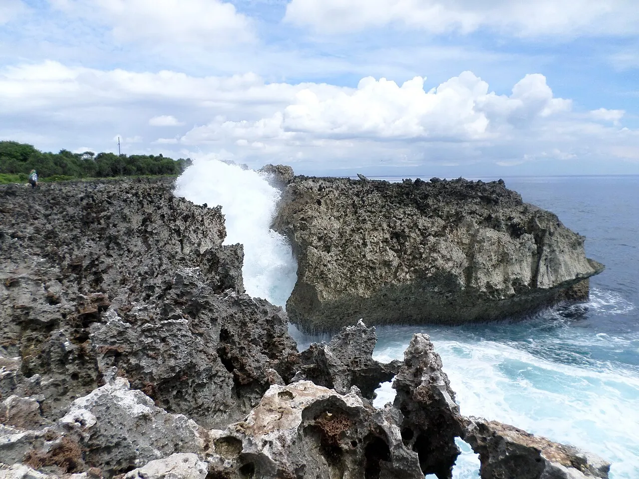 Water Blow Nusa Dua saat ombak besar, 10 menit dari Tanjung Benoa