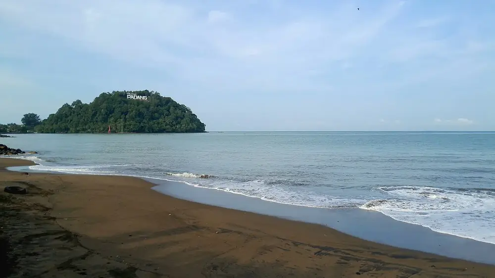 Un passage entre les rochers mène à une crique — Padang Padang, Où rouler depuis Uluwatu