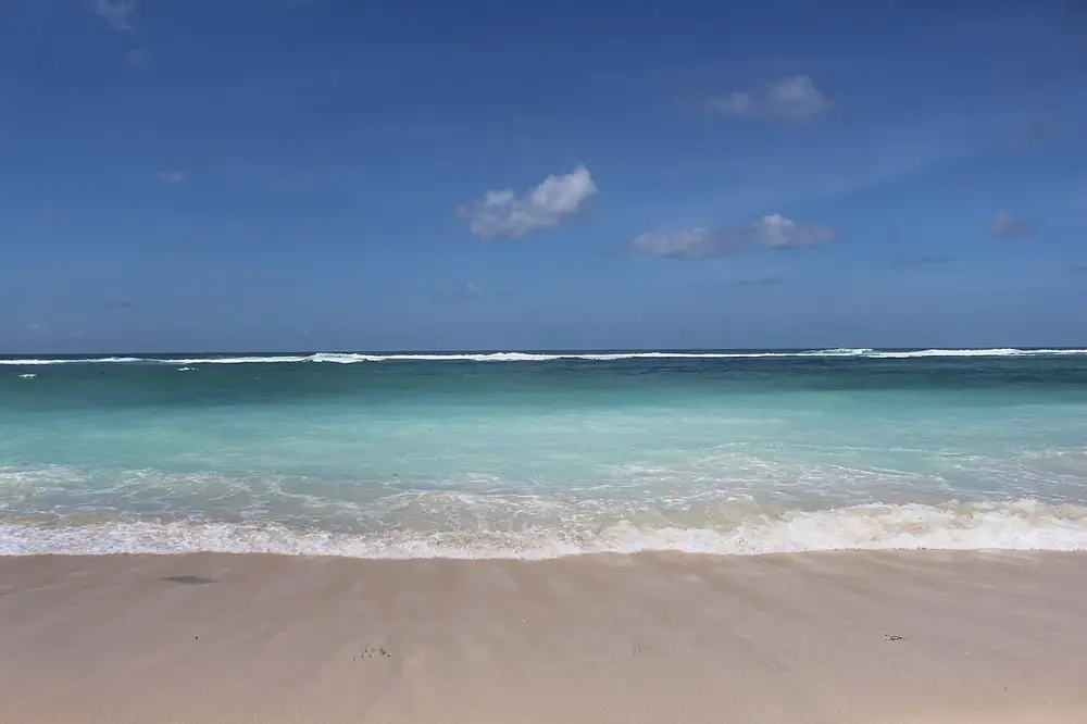 Route taillée dans la falaise de calcaire — Pandawa Beach, Où rouler depuis Ungasan